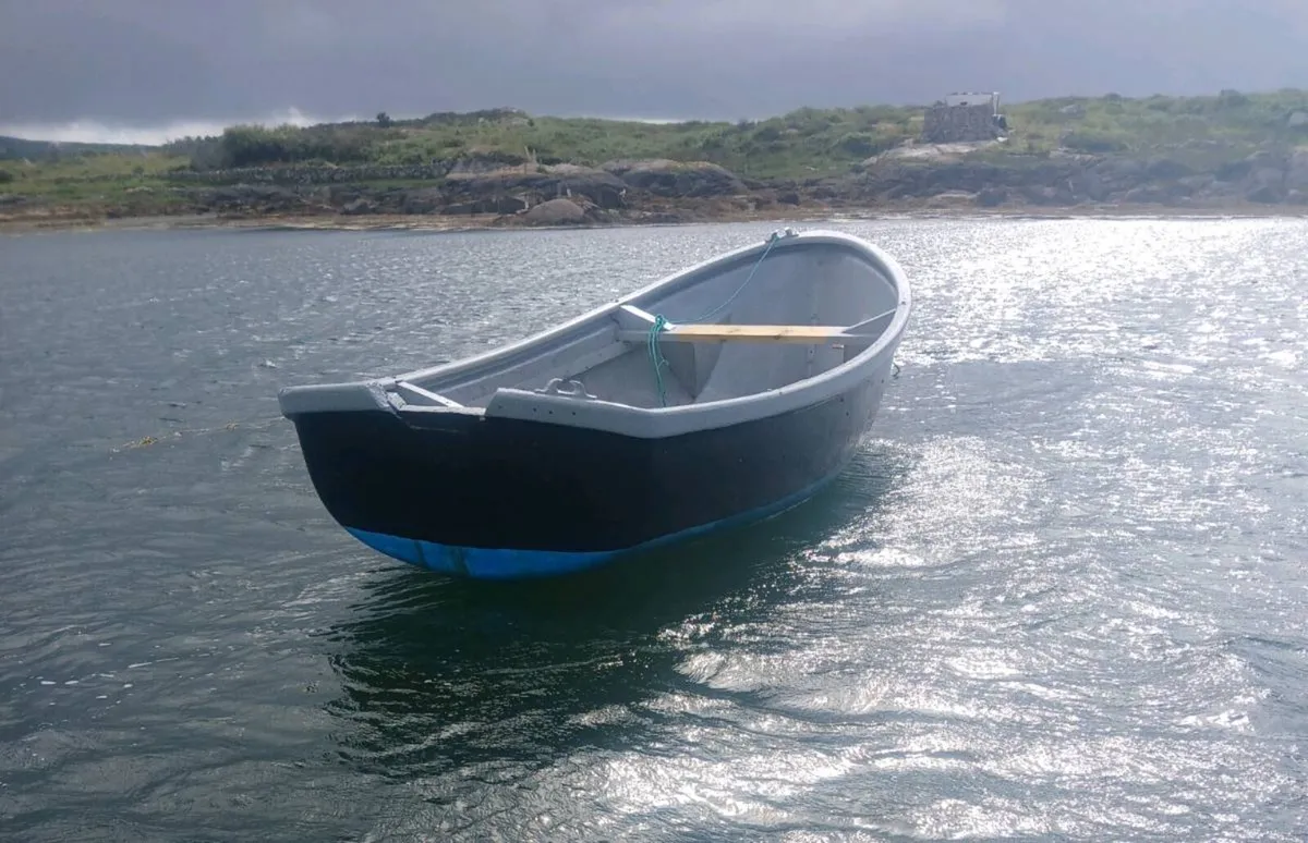 Fiberglass boat - Image 4