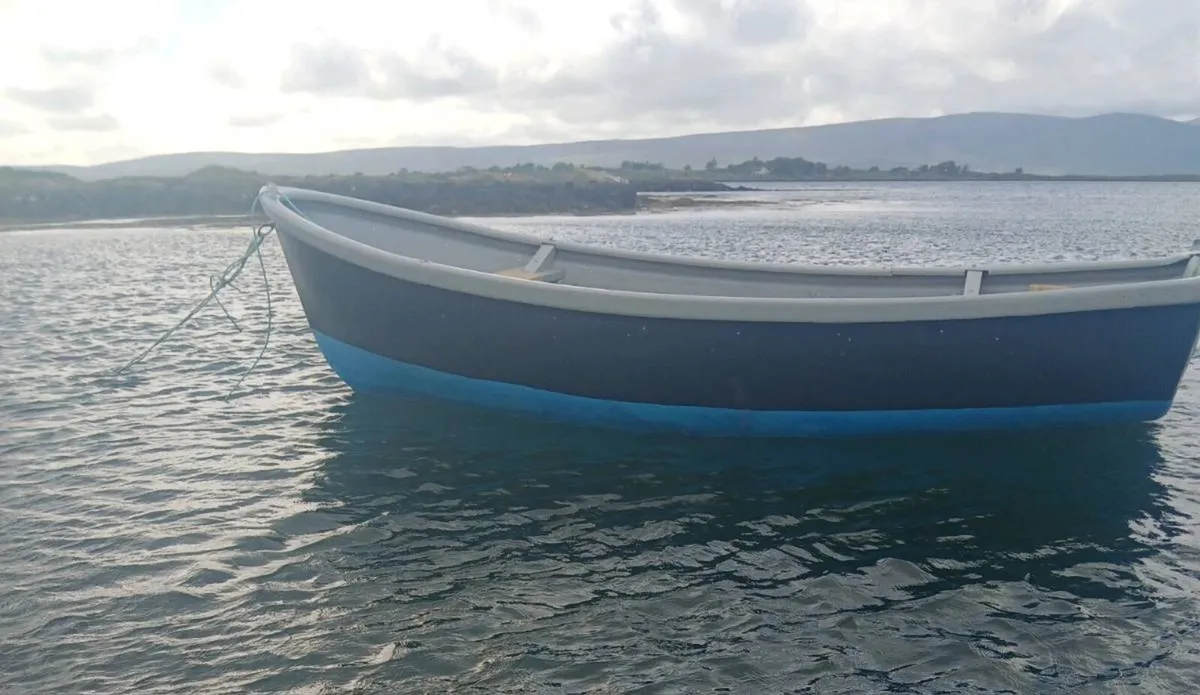 Fiberglass boat - Image 2