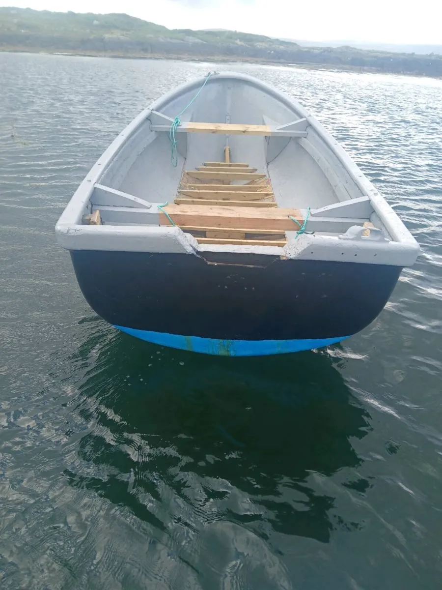Fiberglass boat - Image 3