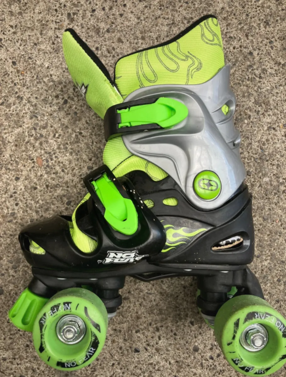 Kids Boot Skates Uk10-13 & Pads - Image 2