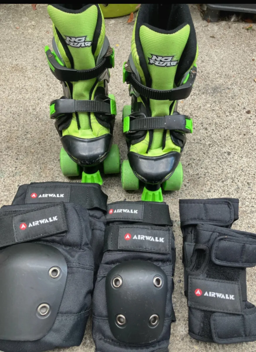 Kids Boot Skates Uk10-13 & Pads - Image 1