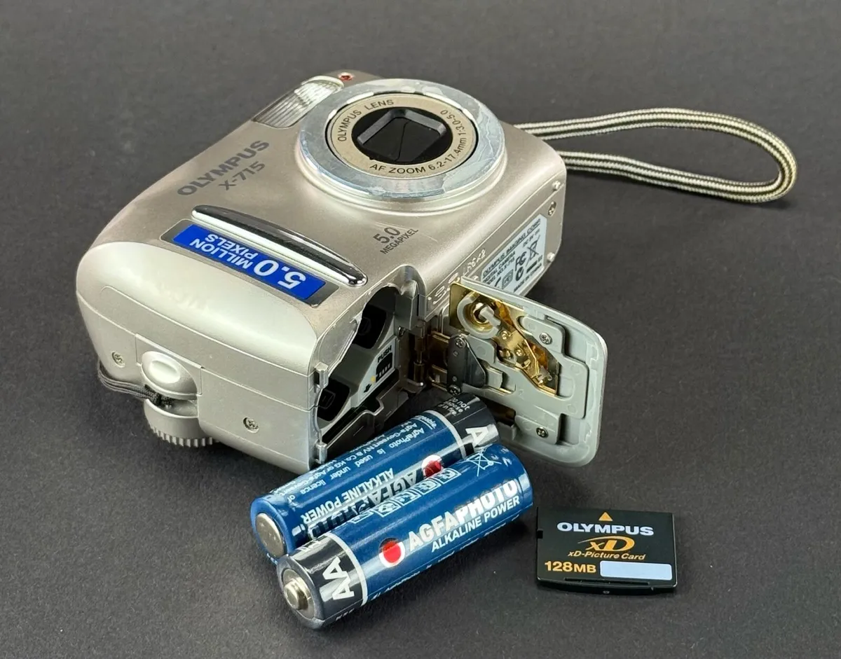 Olympus X-715 retro digital camera - Image 4