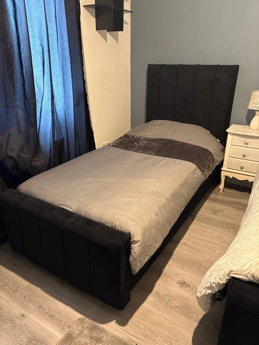 2 single beds - Image 1