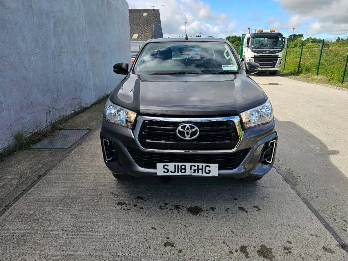 2018 toyota hilux  2.4 diesel low mill - Image 3