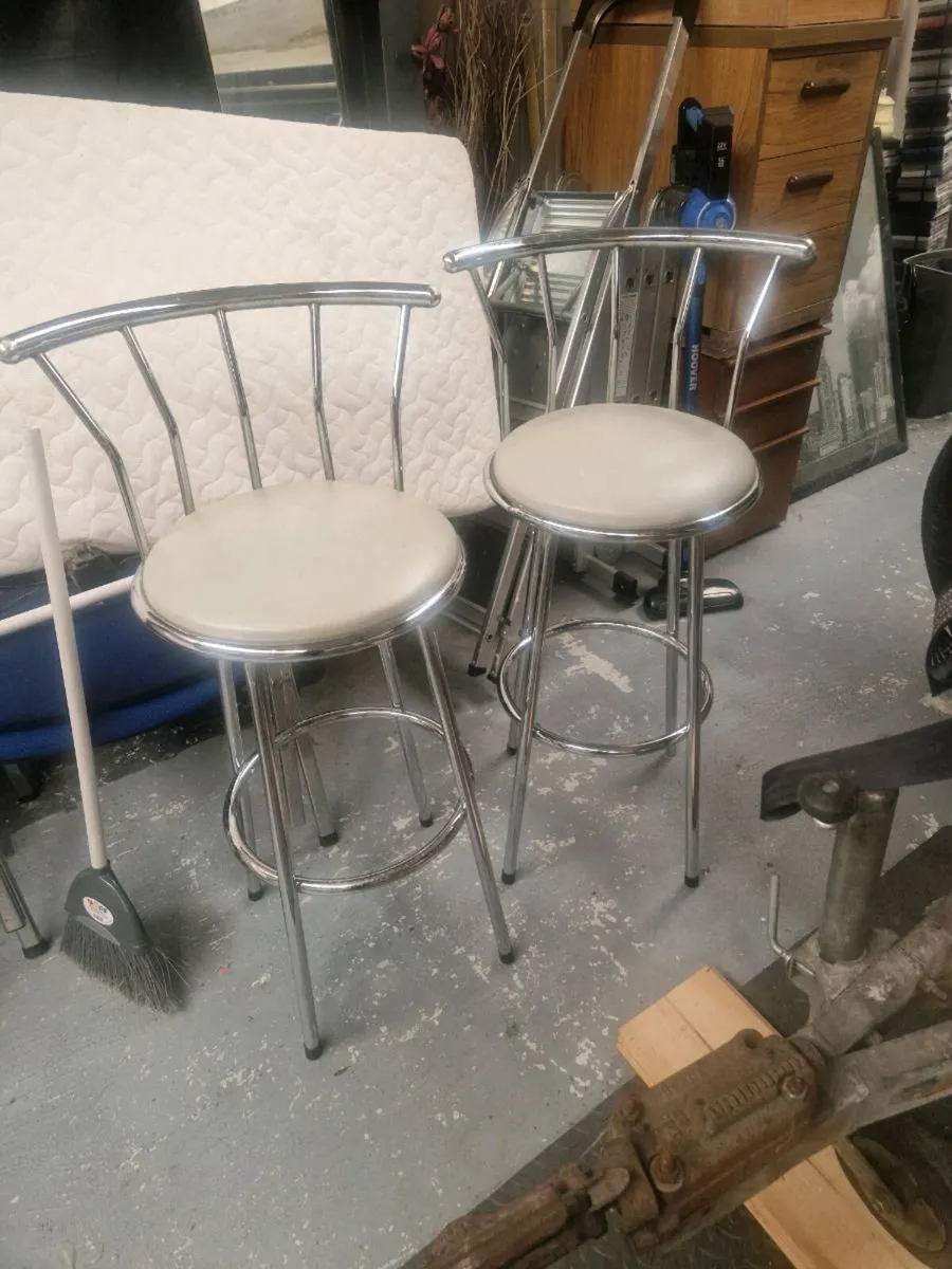 2 high stools