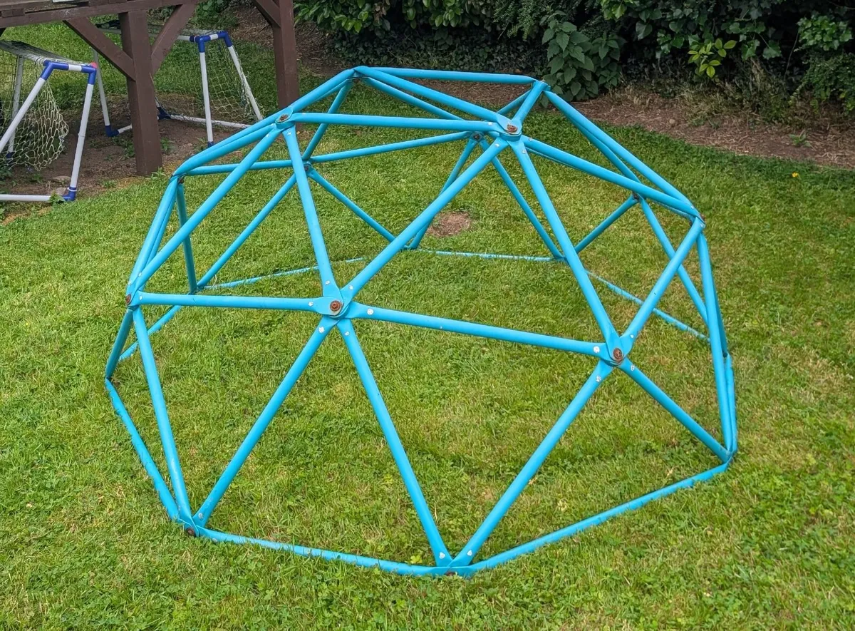 Climbing frame - Image 1