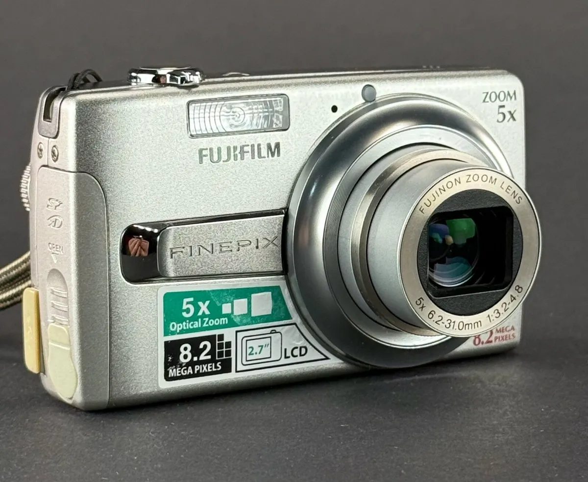 Fujifilm FinePix J50  compact digital camera - Image 2