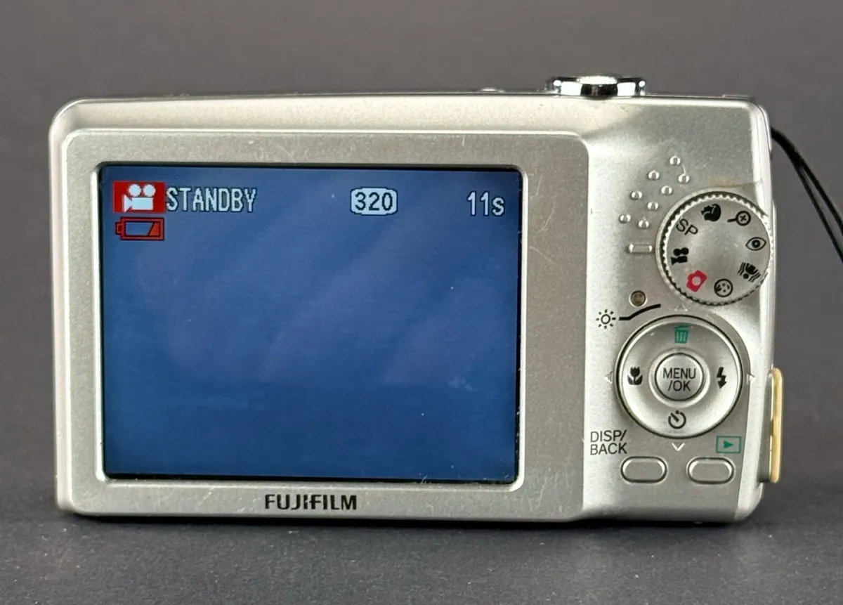 Fujifilm FinePix J50  compact digital camera - Image 3