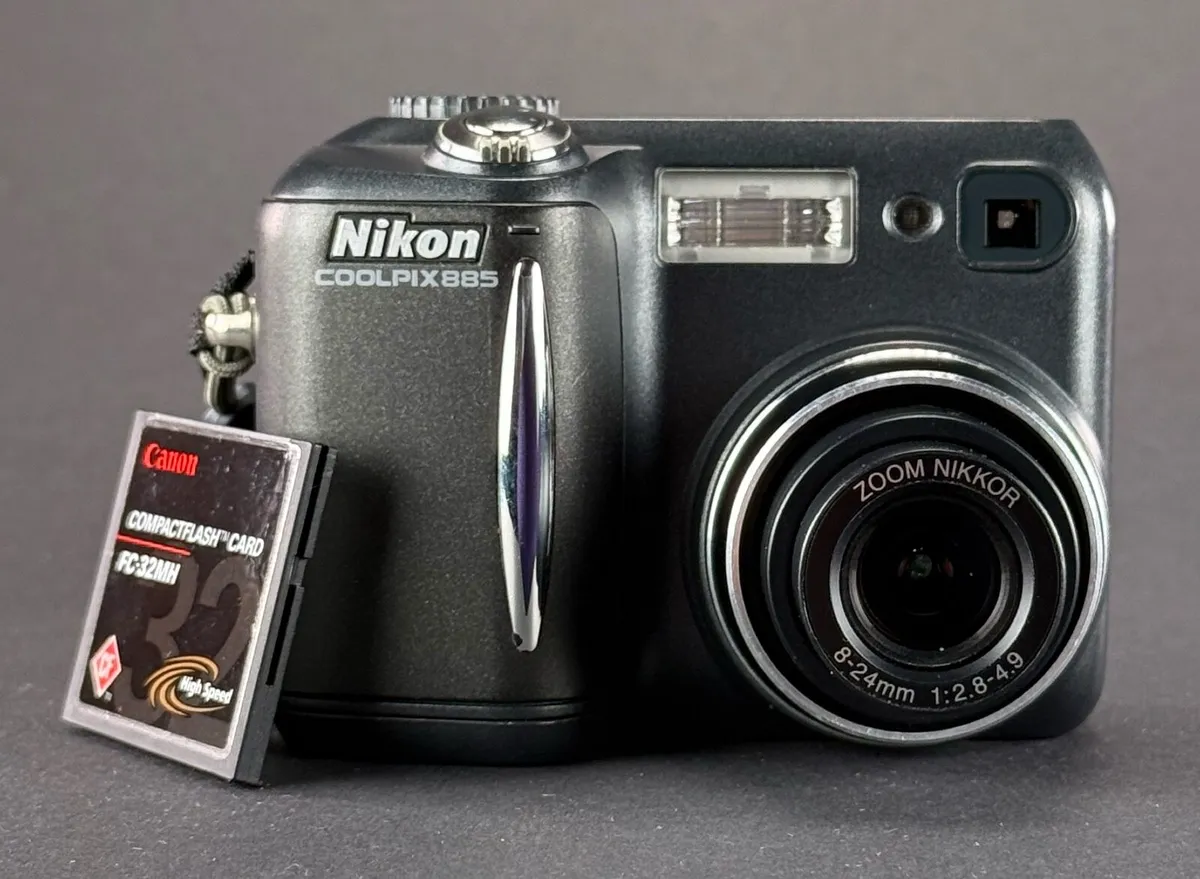 Nikon Coolpix 885 retro digital camera - Image 1