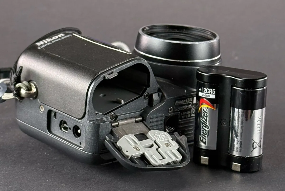 Nikon Coolpix 885 retro digital camera - Image 2