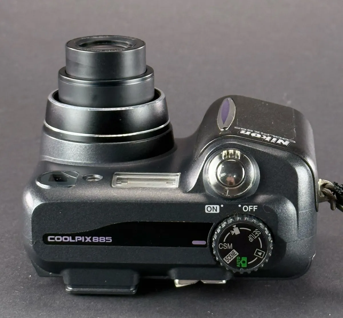 Nikon Coolpix 885 retro digital camera - Image 4