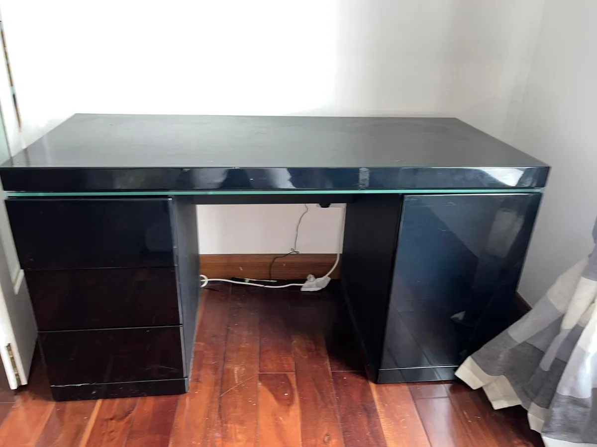 Office desk with light - Image 1