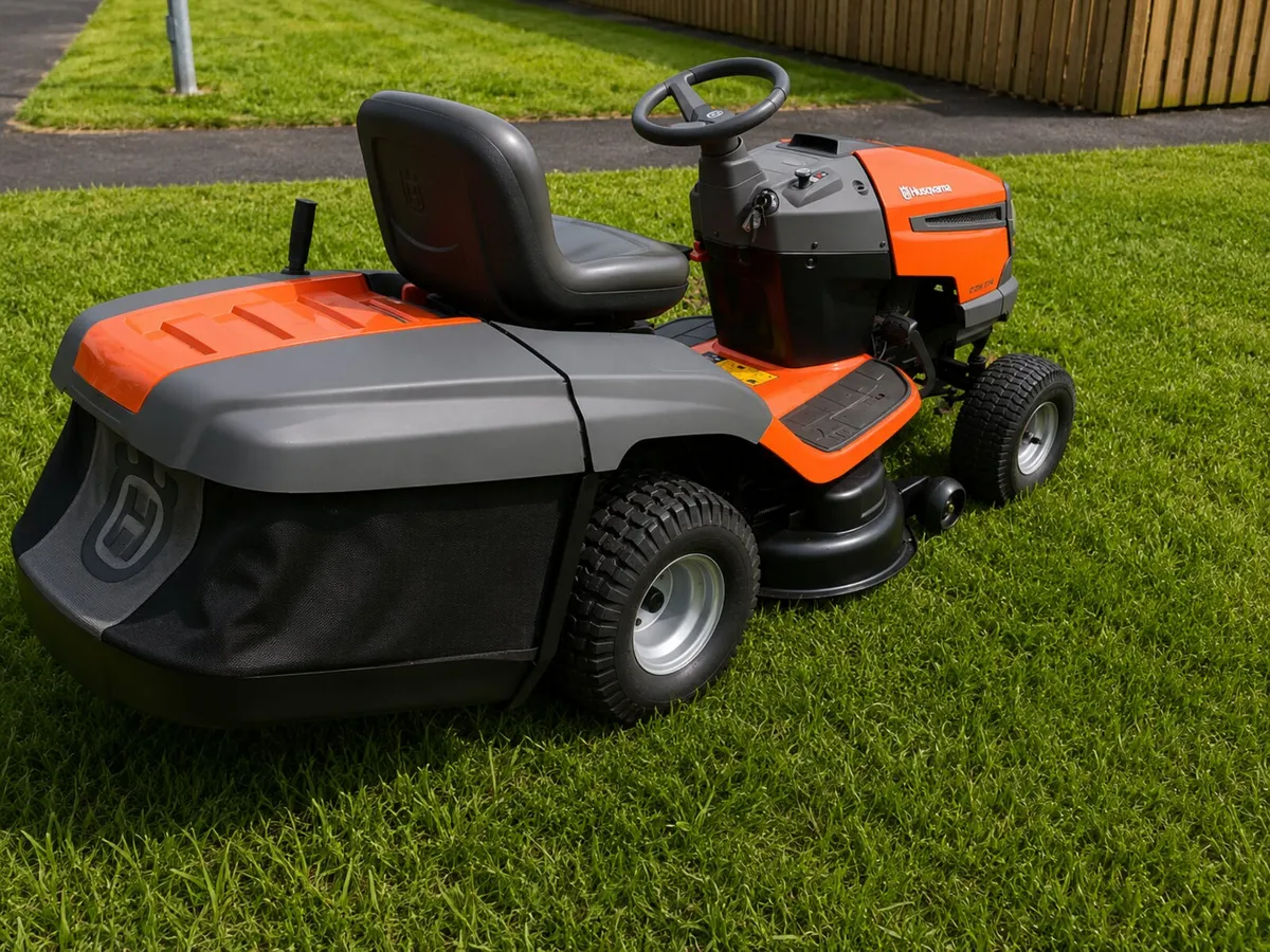 Husqvarna ride on lawnmower - Image 3