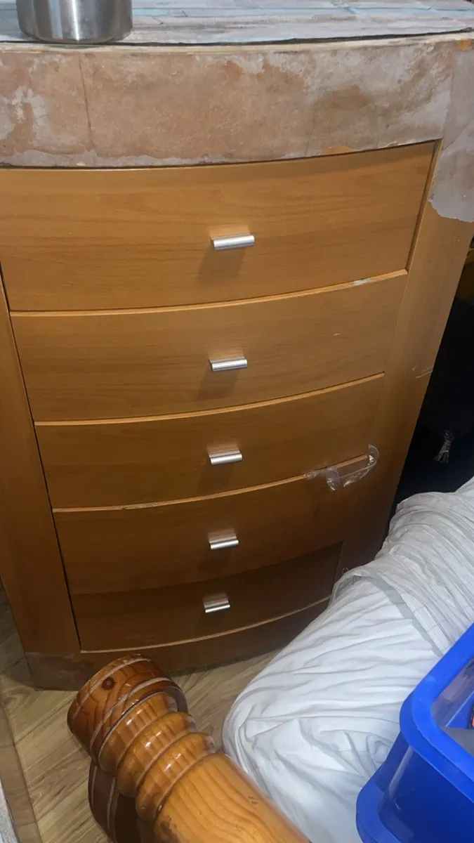 Chest of drawers & 2 lockers - Image 1