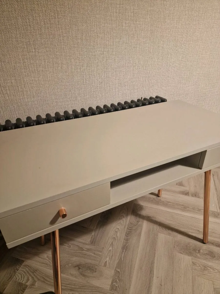 Study desk - Image 2