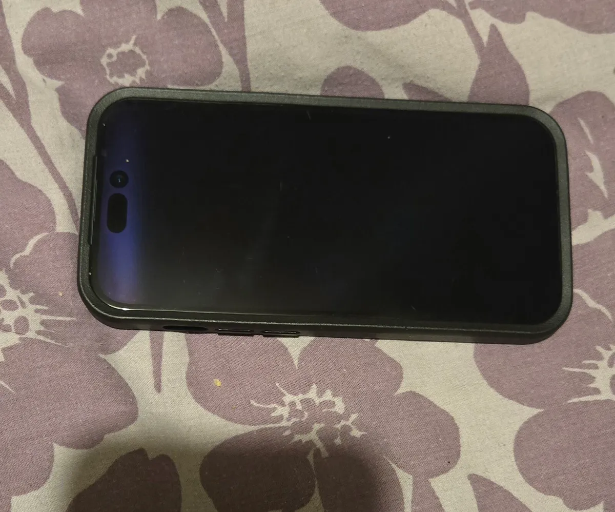iPhone 15 perfect condition with otterbox case - Image 4