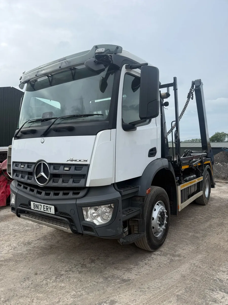 Mercedes skip lorry - Image 1