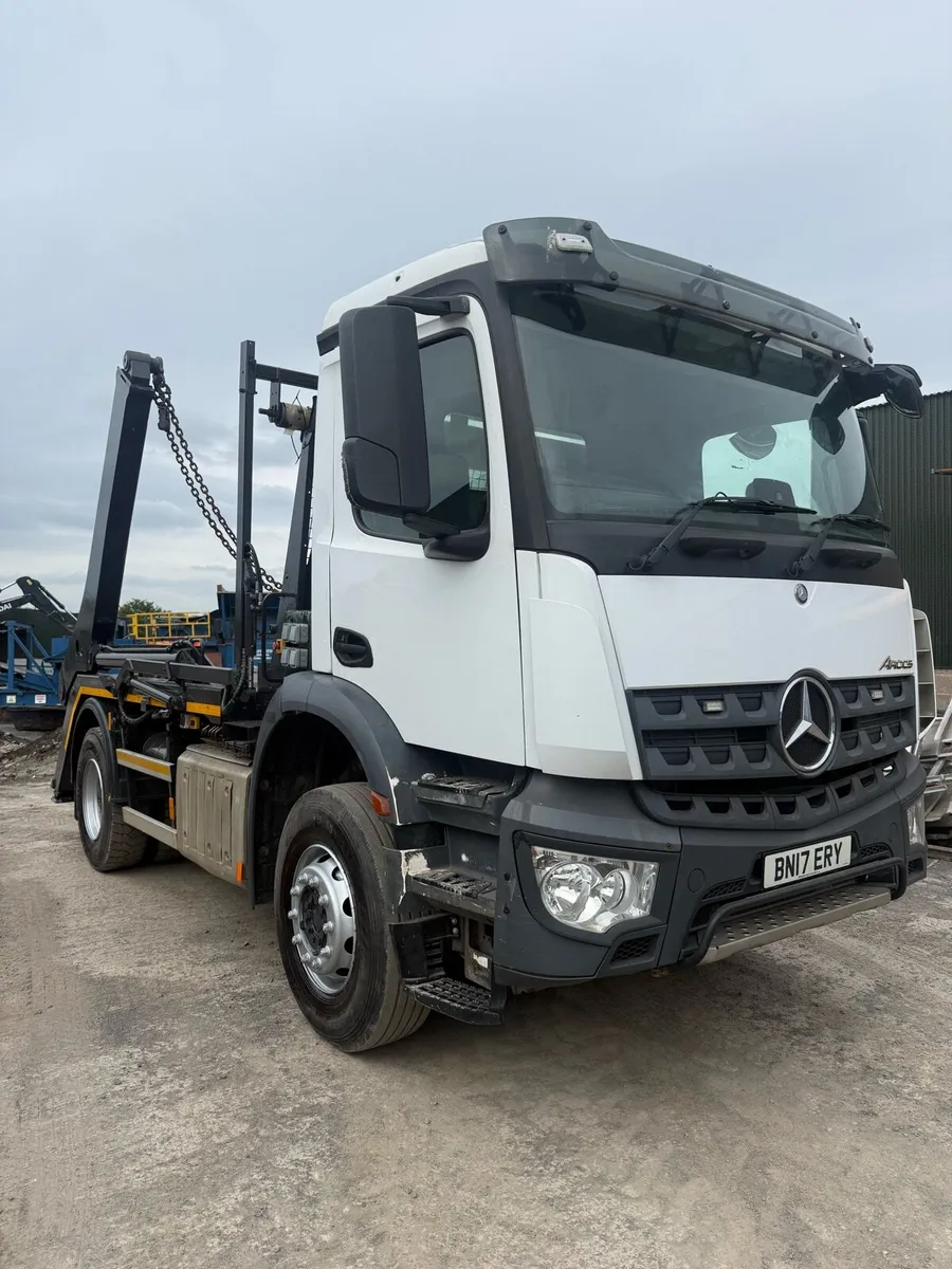 Mercedes skip lorry - Image 2