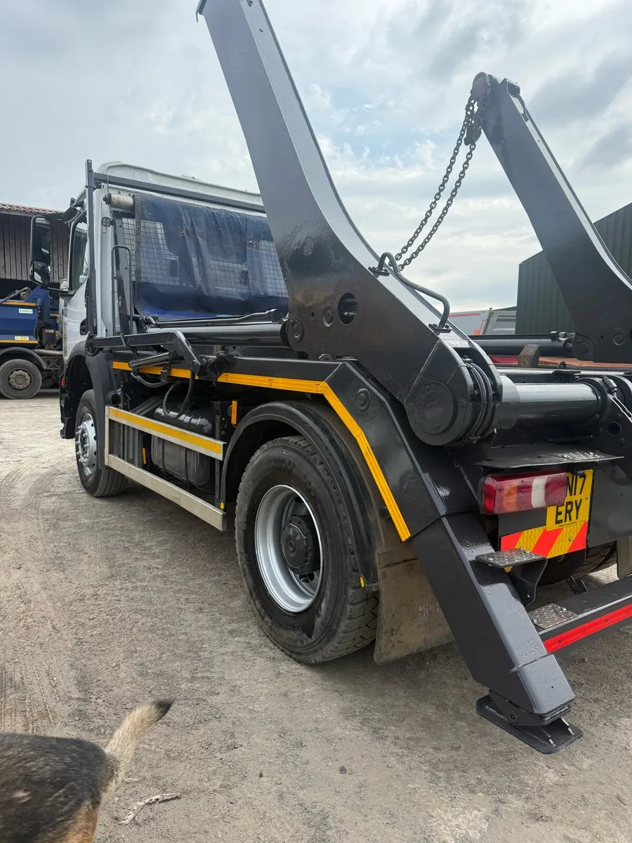 Mercedes skip lorry - Image 3