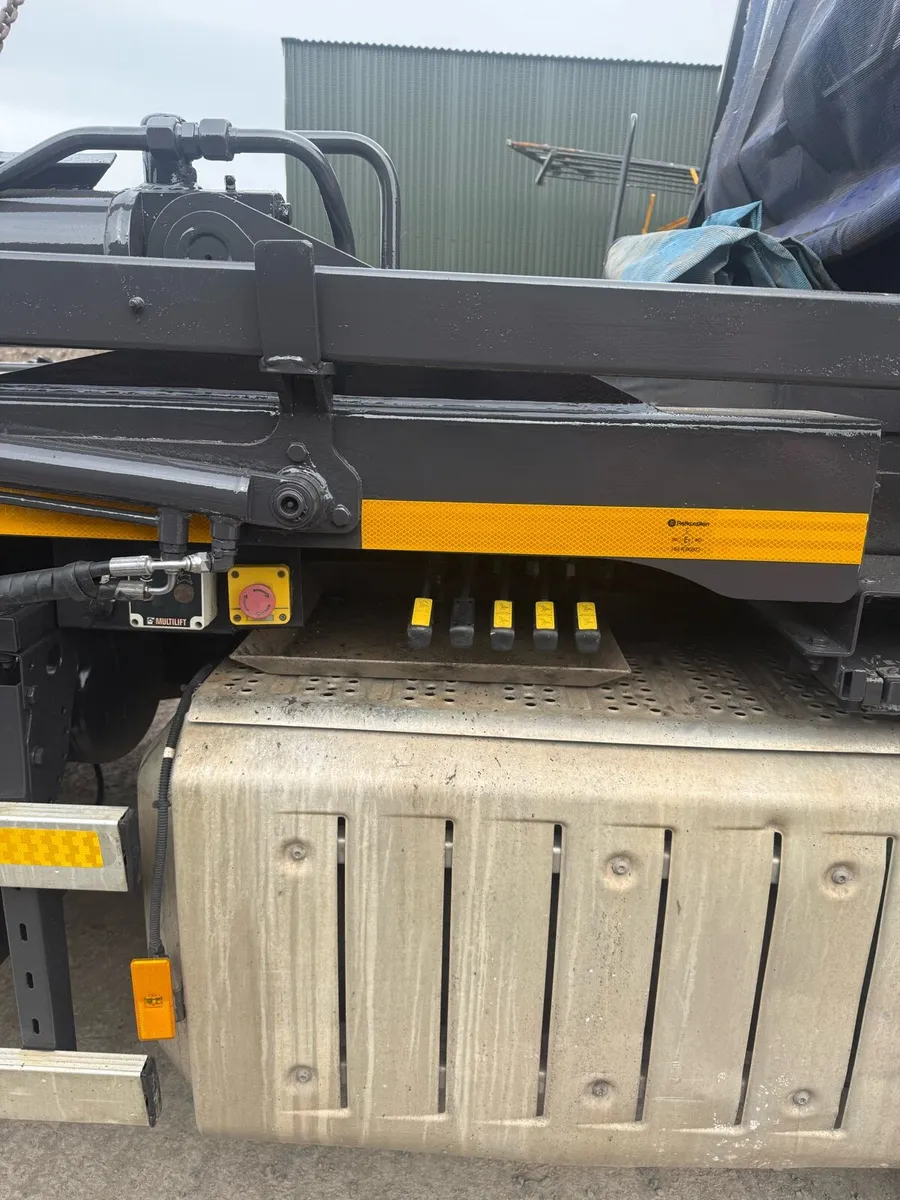 Mercedes skip lorry - Image 4
