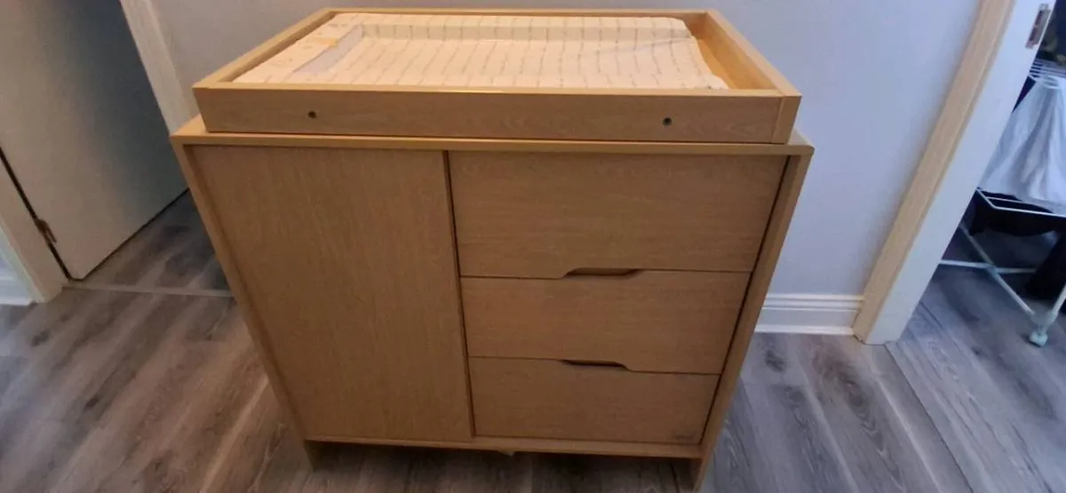 Kub Madera baby changing table and dresser - Image 1