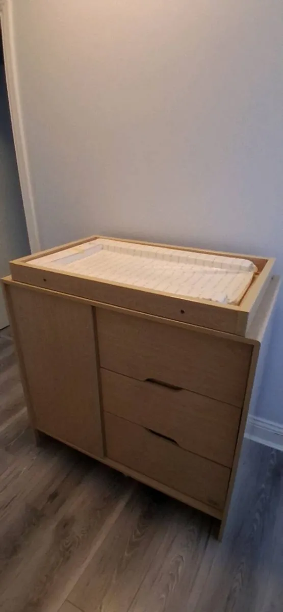 Kub Madera baby changing table and dresser - Image 2