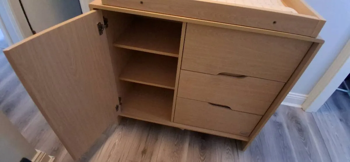 Kub Madera baby changing table and dresser - Image 4