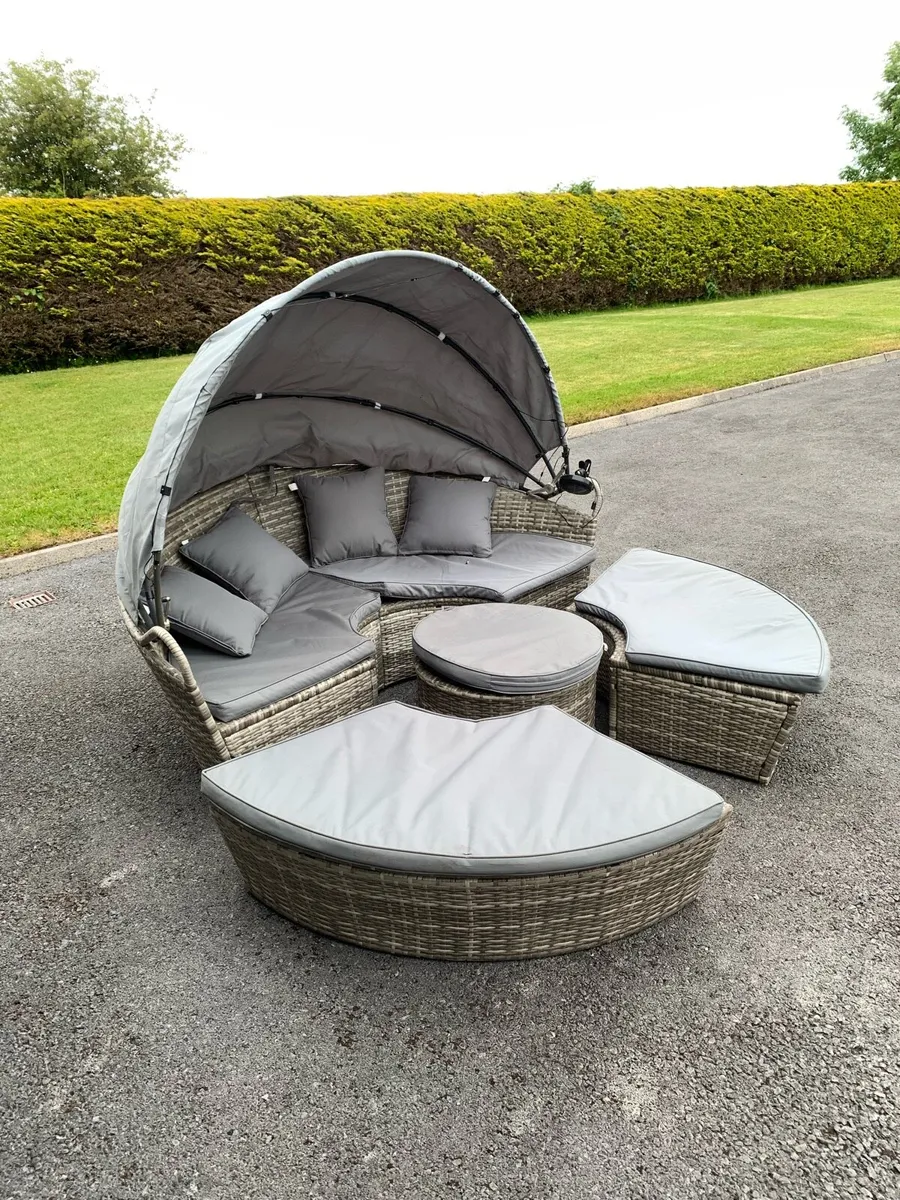 Outdoor rattan seating - Image 1