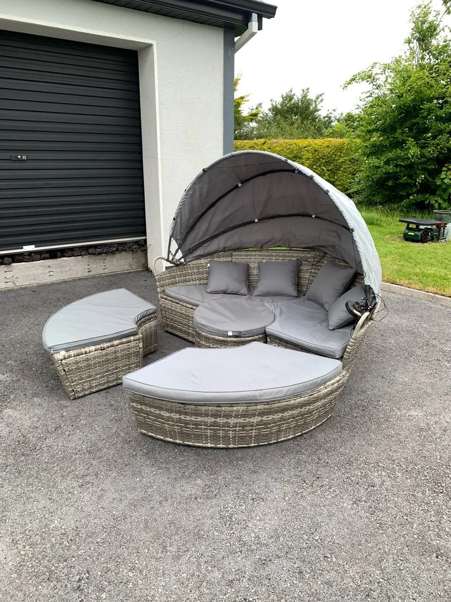 Outdoor rattan seating - Image 2