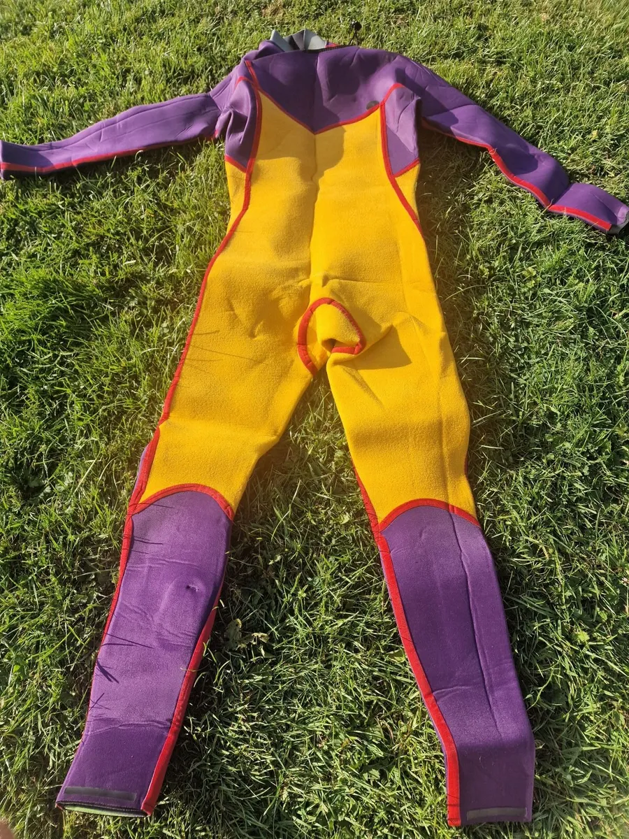 4.3 mm medium wetsuit as new - Image 2