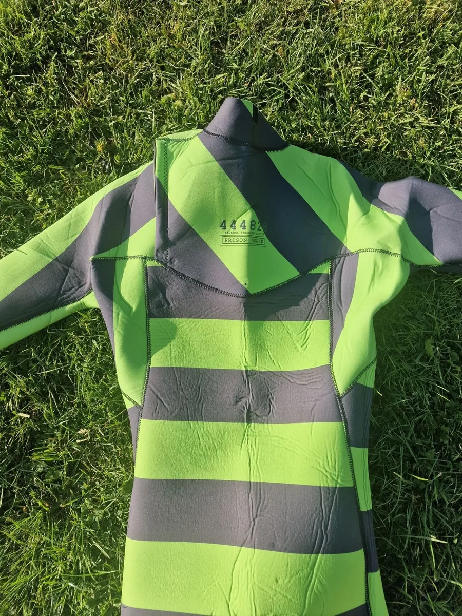 4.3 mm medium wetsuit as new - Image 3