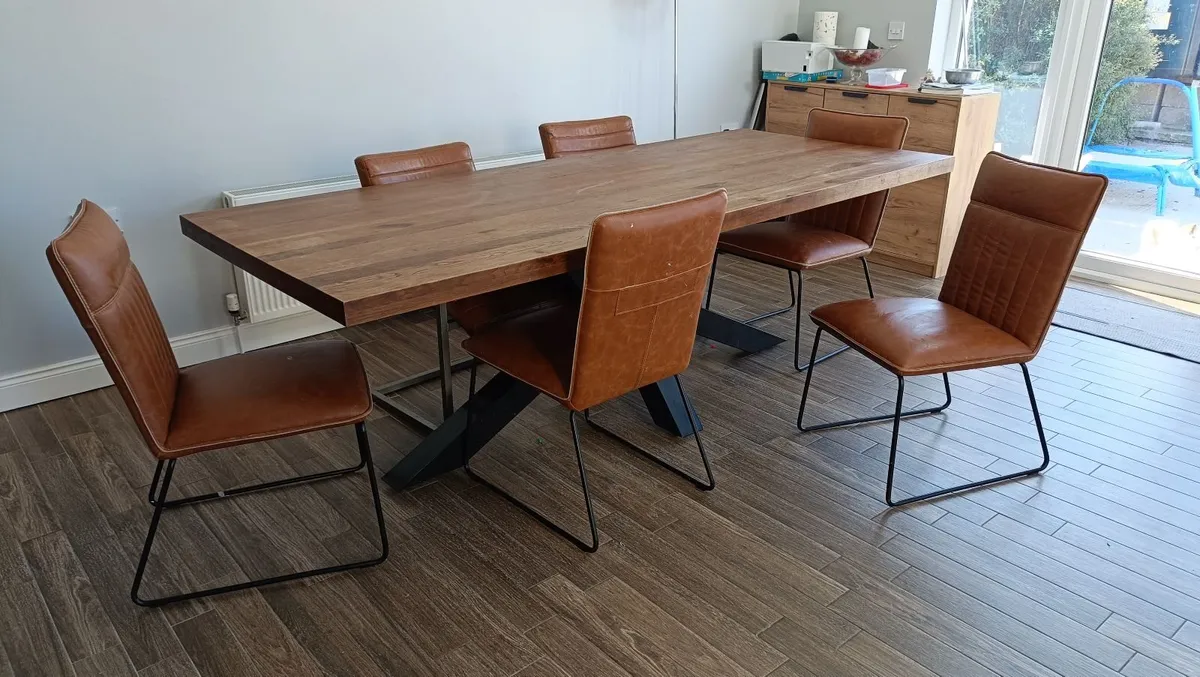 Dining room table - Image 1