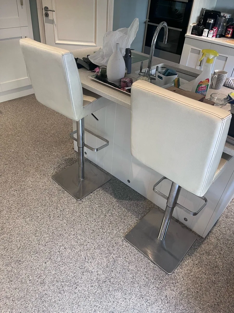 Armchair & 2 Kitchen Island Chairs - Image 4