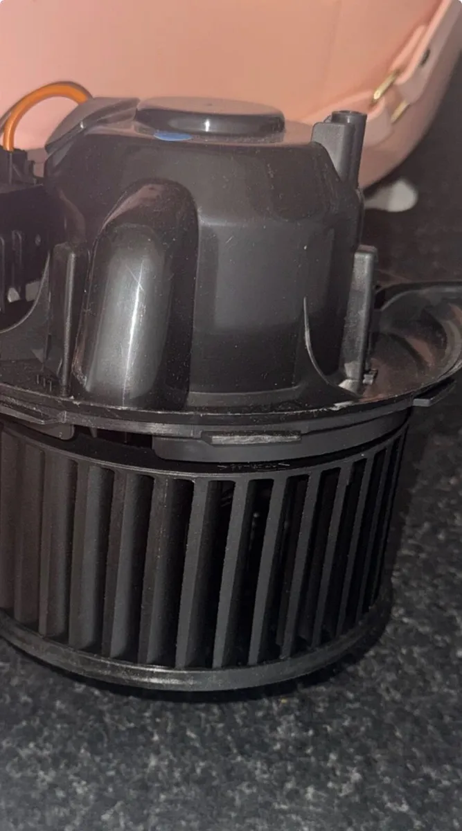 Interior fan motor - Image 1