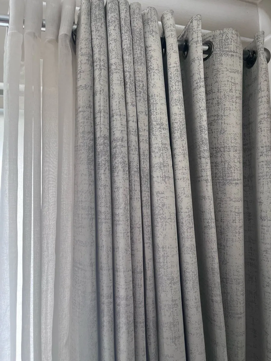 Curtains - Image 2
