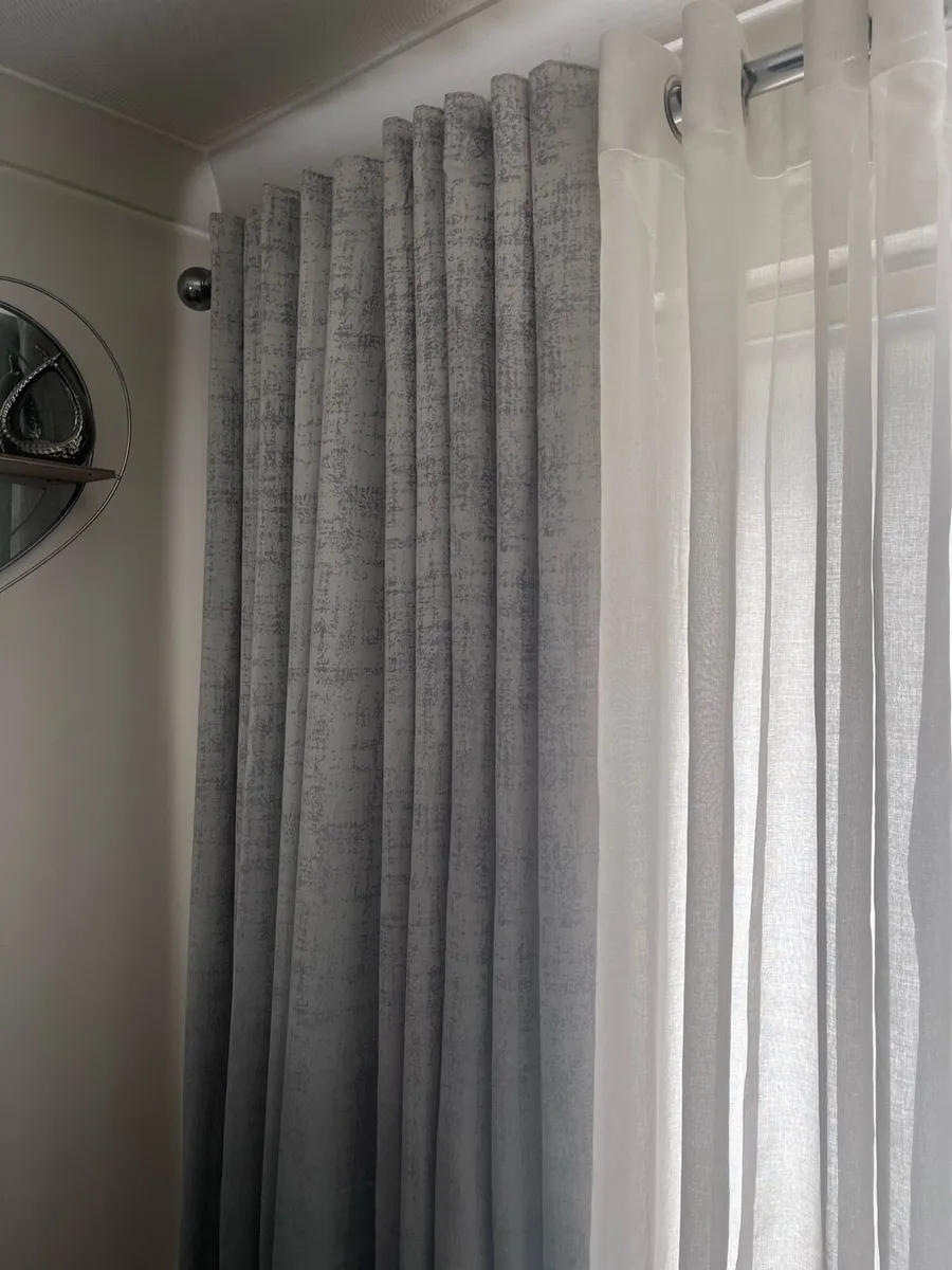 Curtains - Image 3
