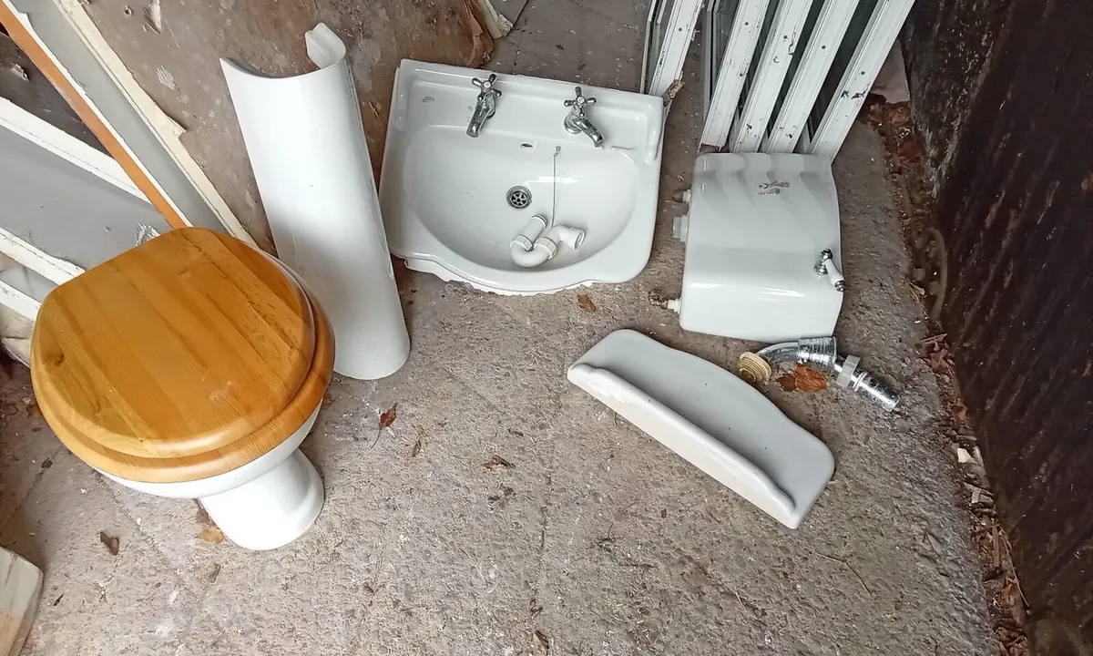 Bathroom Sanitary Ware, VGC - Image 1