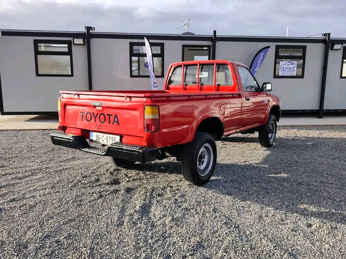 Toyota Hilux 2.2 - Image 2