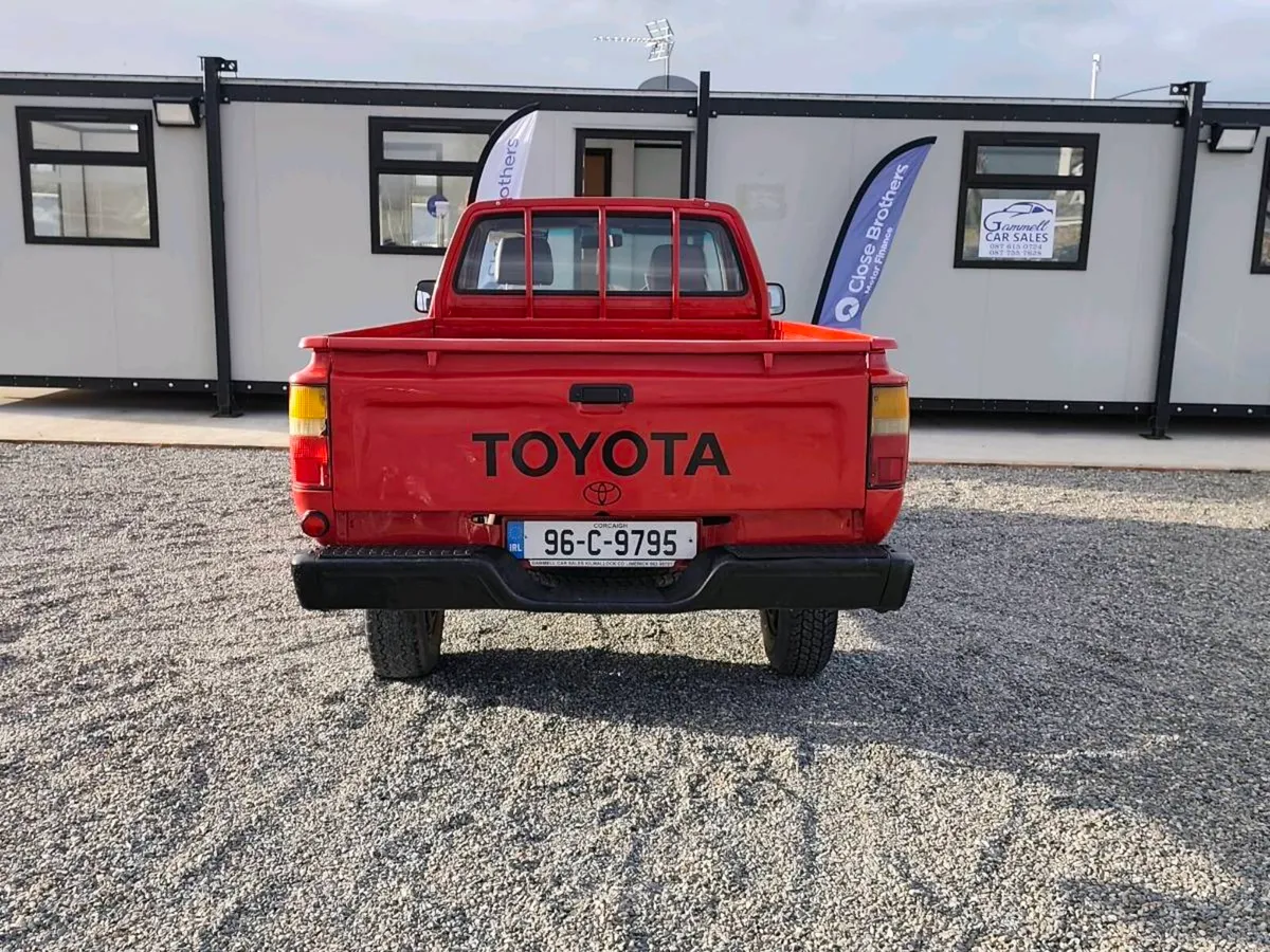 Toyota Hilux 2.2 - Image 3