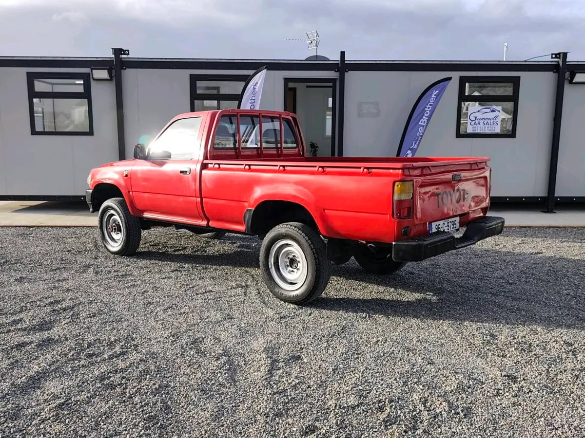Toyota Hilux 2.2 - Image 4