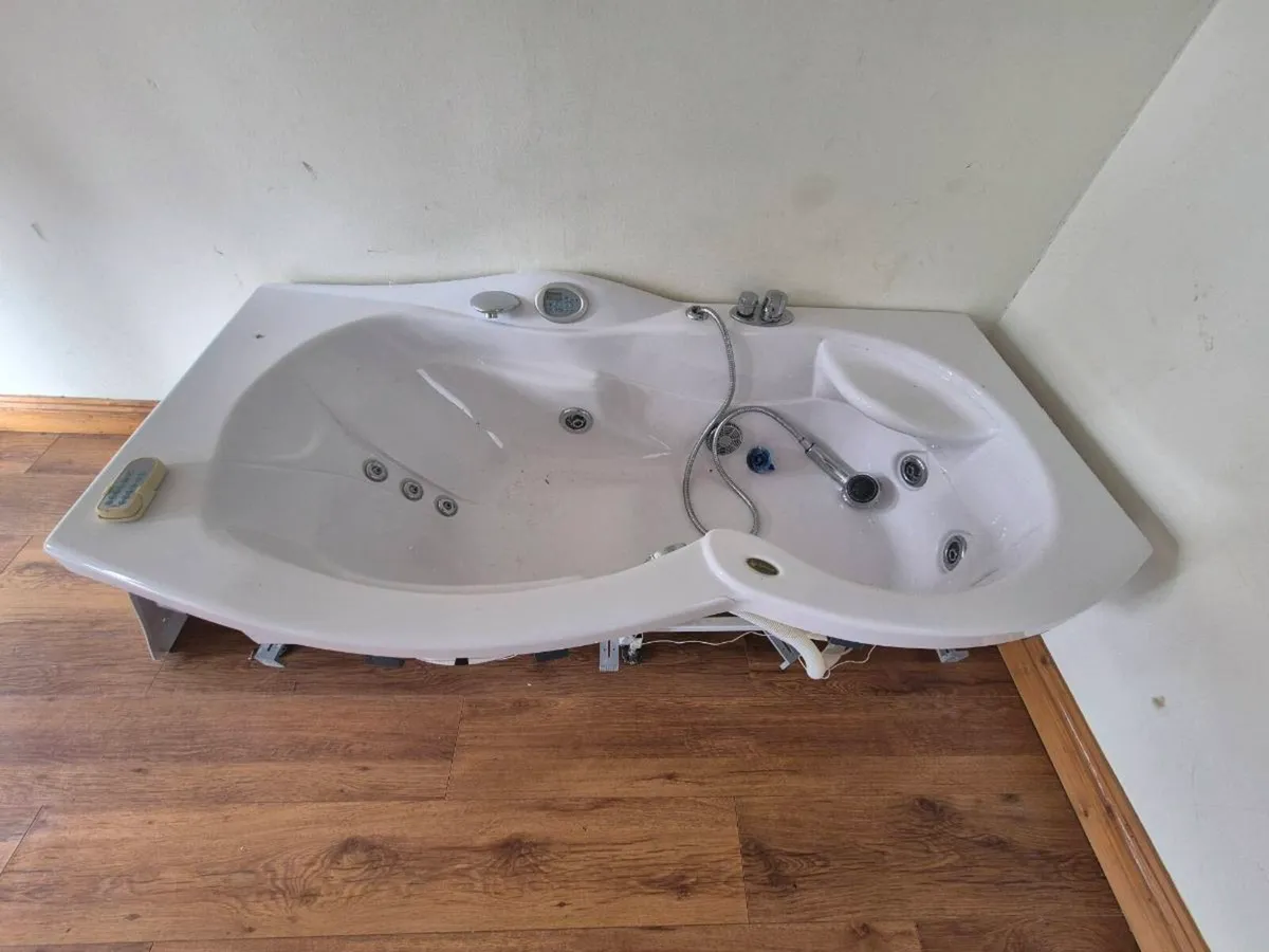 Jacuzzi Bath - Image 4