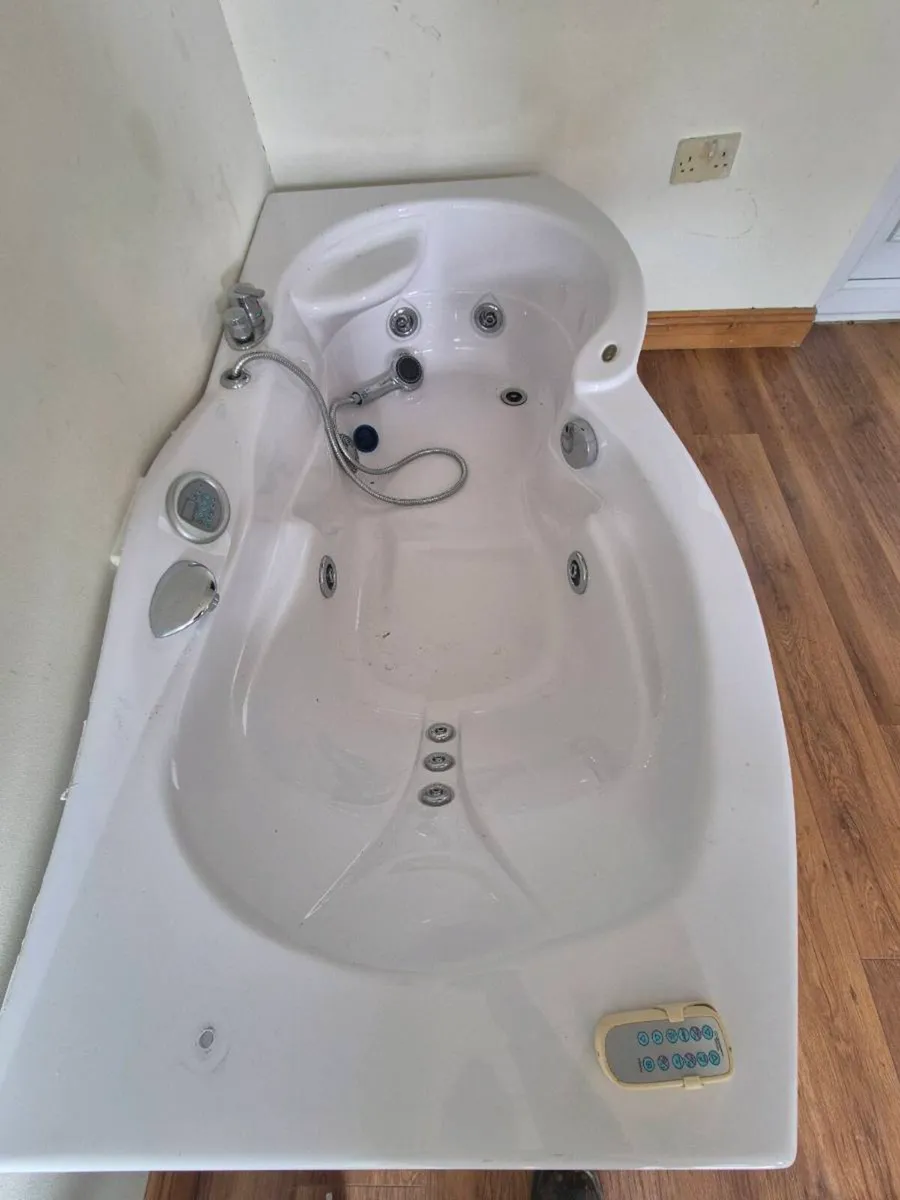 Jacuzzi Bath - Image 1