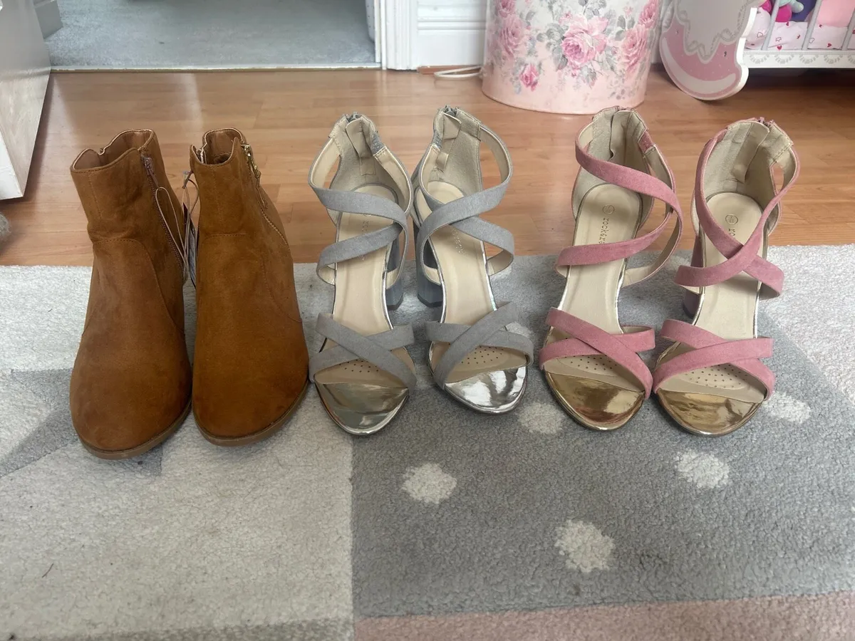 Ladies Shoes Size 7 - Image 1