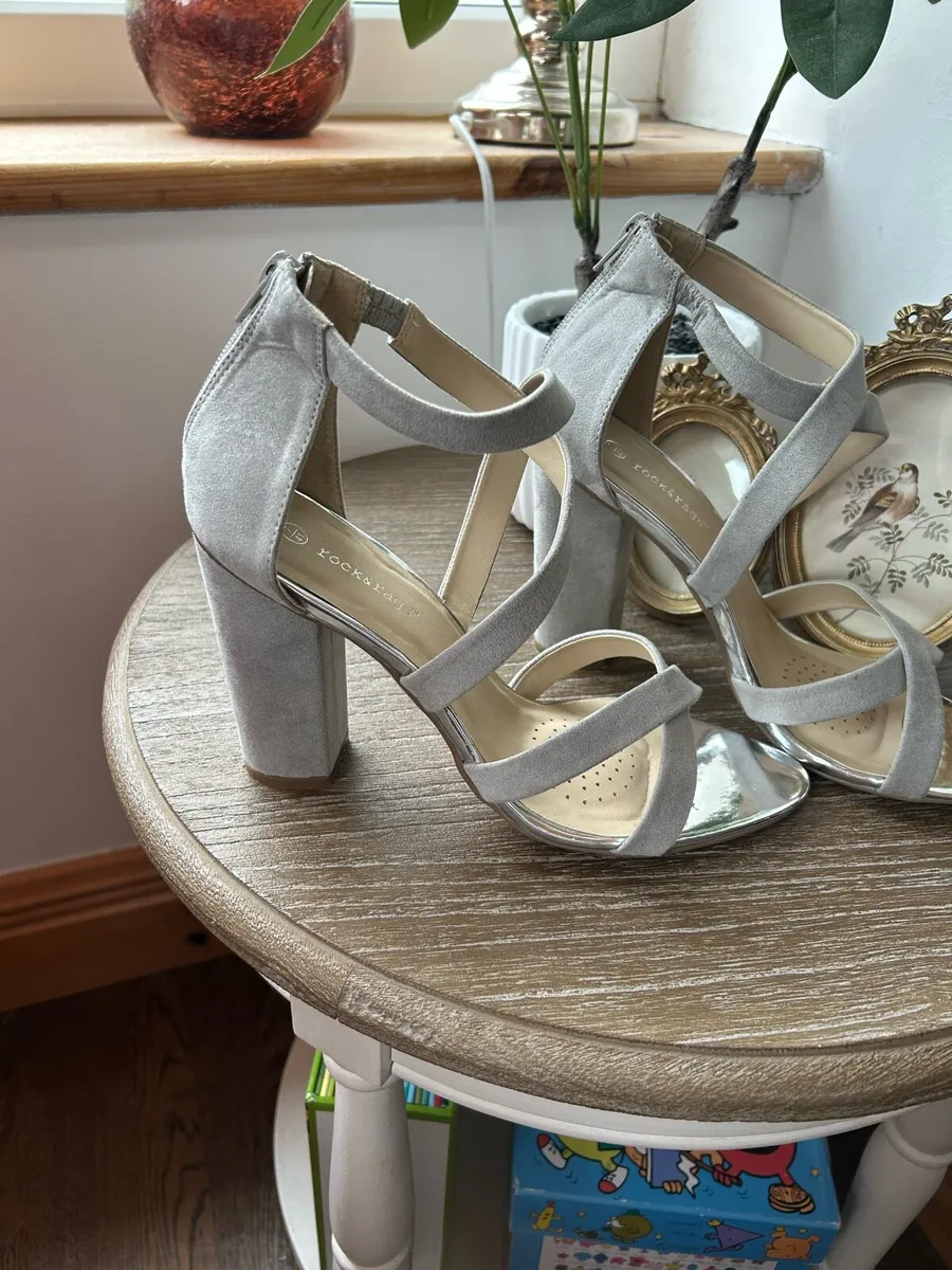 Ladies Shoes Size 7 - Image 2