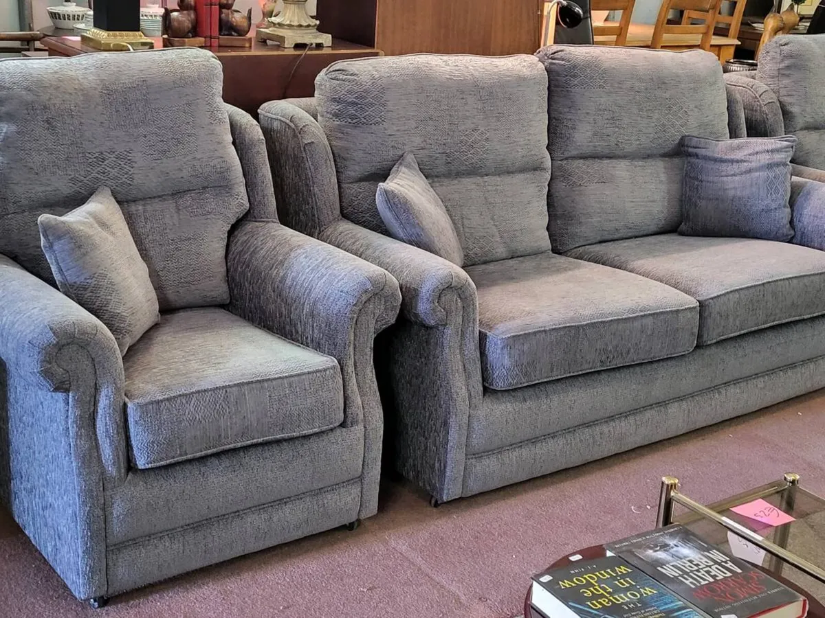 Lovely Modern 3pce suite - Image 3