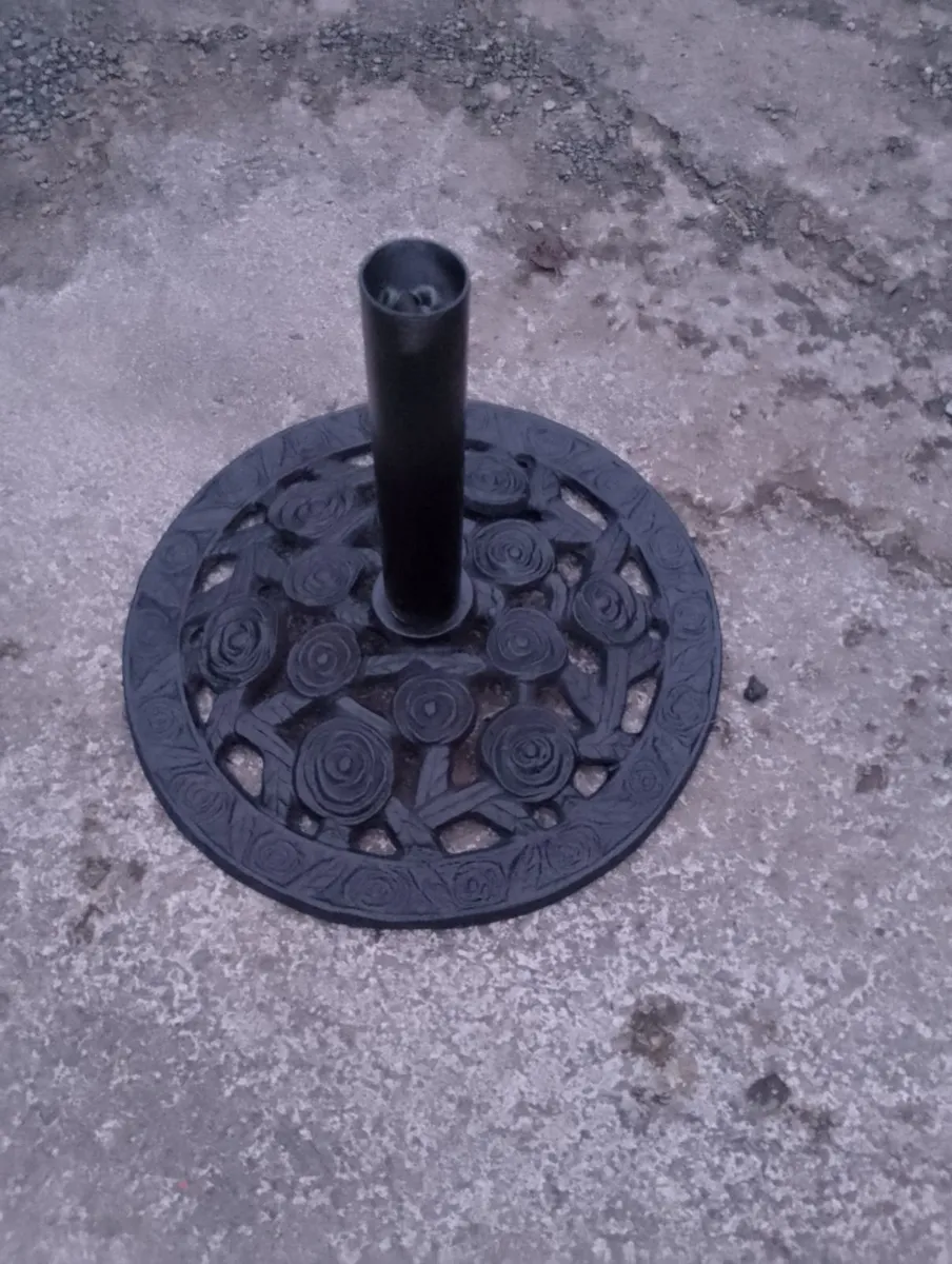 Old cast iron parasol umbrella stand - Image 1