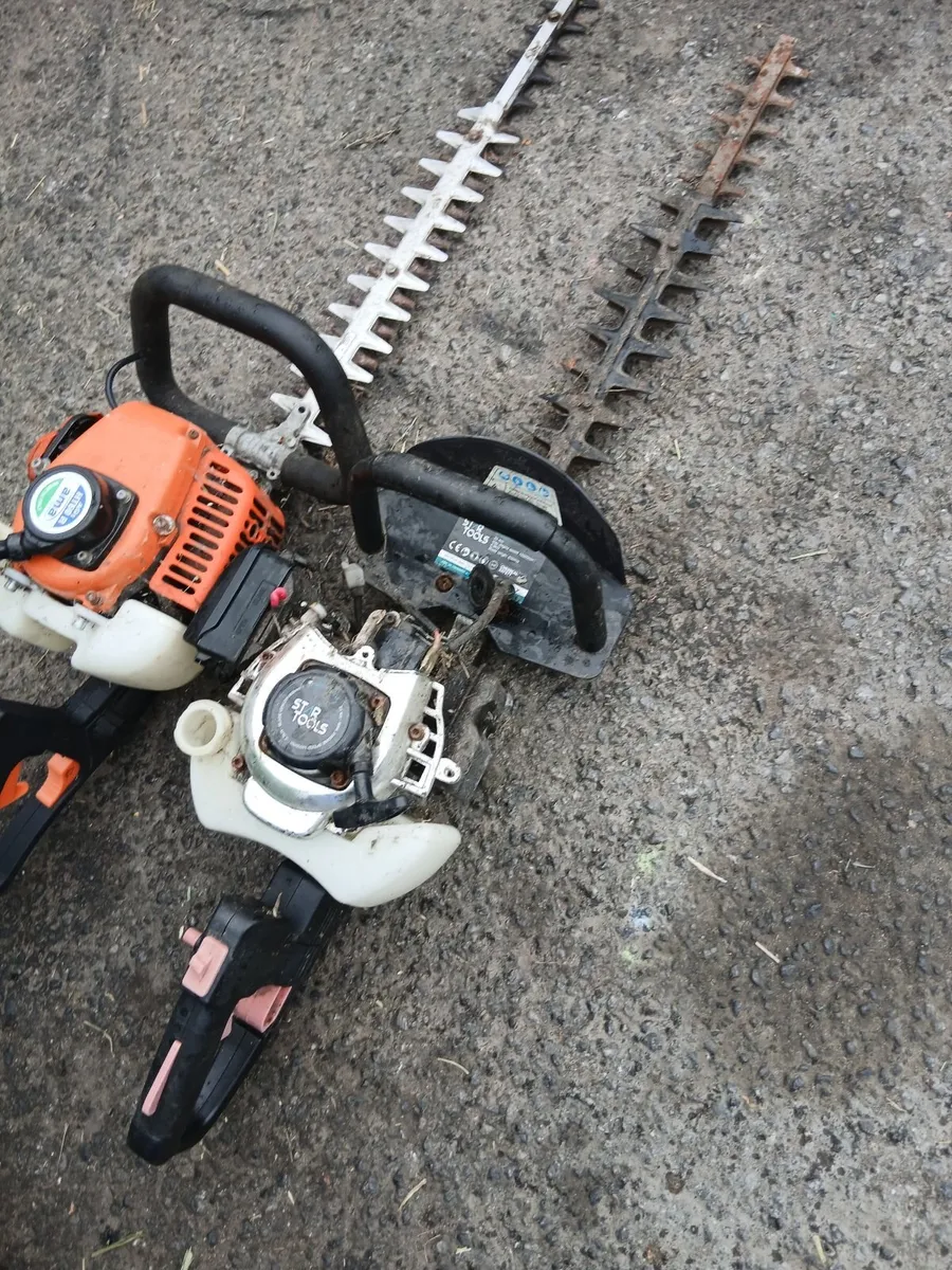 2 hedge strummers maybe for parts - Image 1
