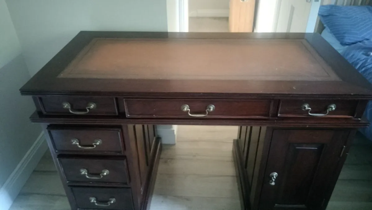 Office desk - Image 1