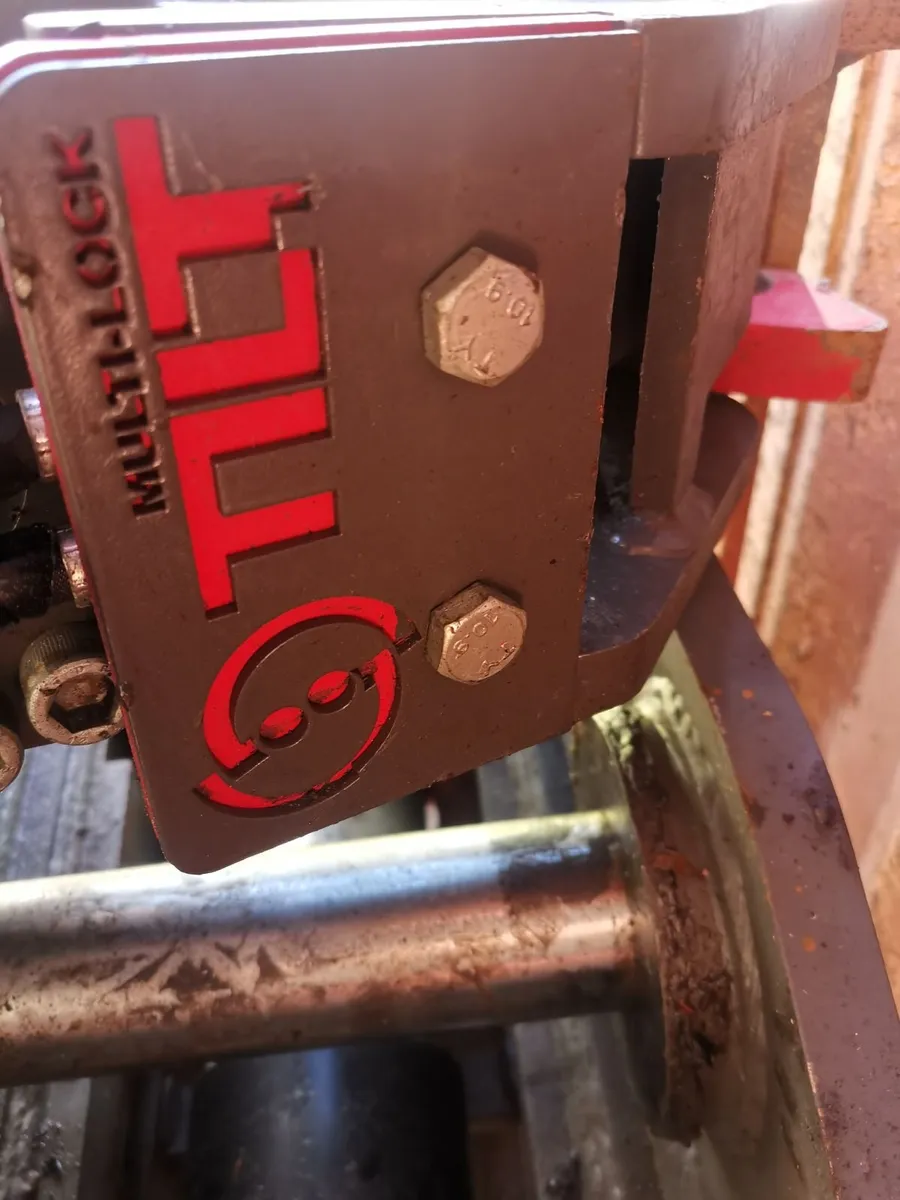 Tilting hitch and buckets - Image 2