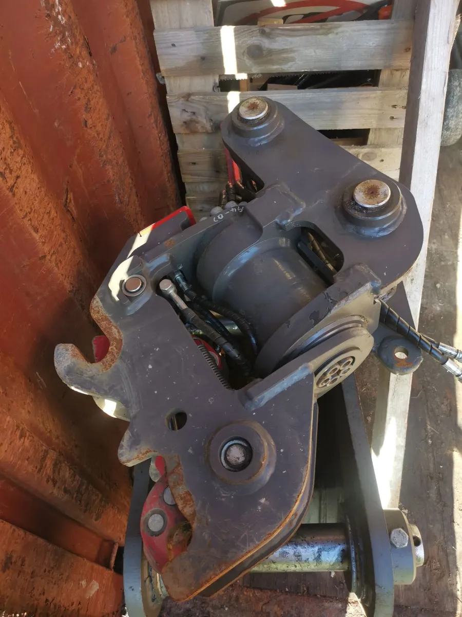 Tilting hitch and buckets - Image 3